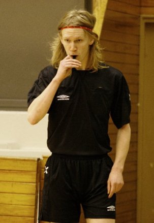 Dengang jeg dømte på mit højeste niveau havde jeg langt hår. Hvem kunne tage denne mand seriøst? Tja, billedet er taget fra en liga-kamp... Hvordan når man dertil?
